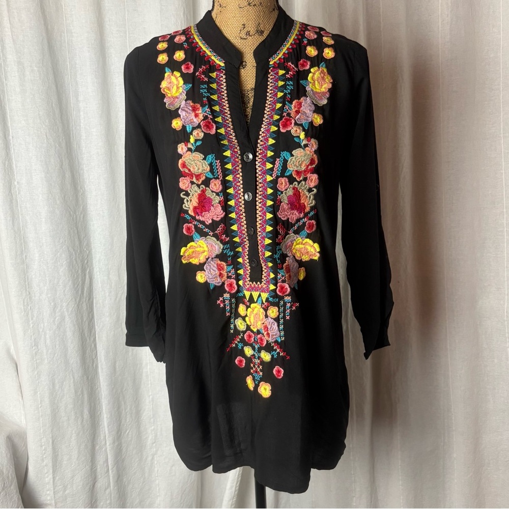 Solitaire Embroidered Tunic Top Black Floral Long Roll Tab Sleeve Buttons Sz S